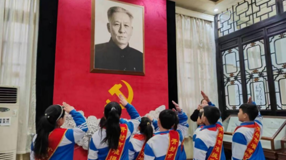 传承革命精神  弘扬红色文化------准提街小学党团队共建走进刘少奇纪念馆